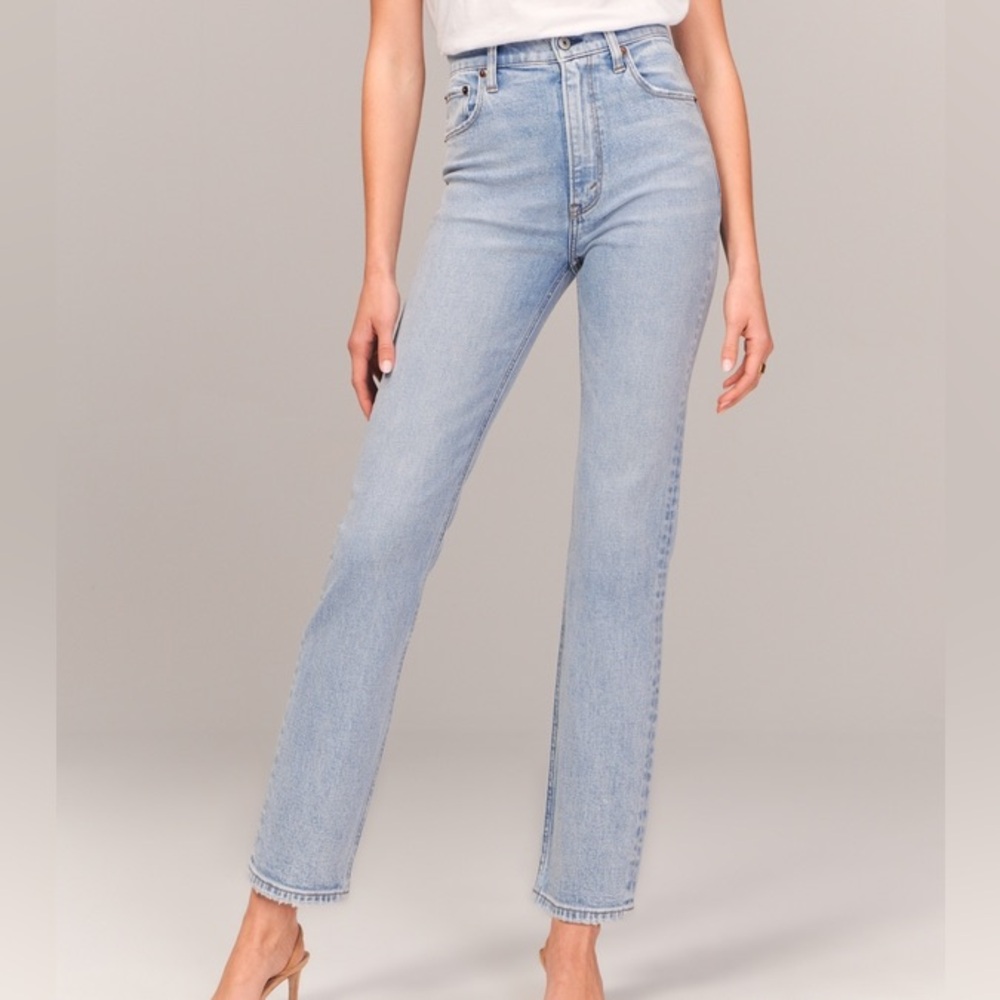 Abercrombie Ultra High Rise Ankle WORN ONCE
Straight Jean
Color: LIGHT
Size: 24